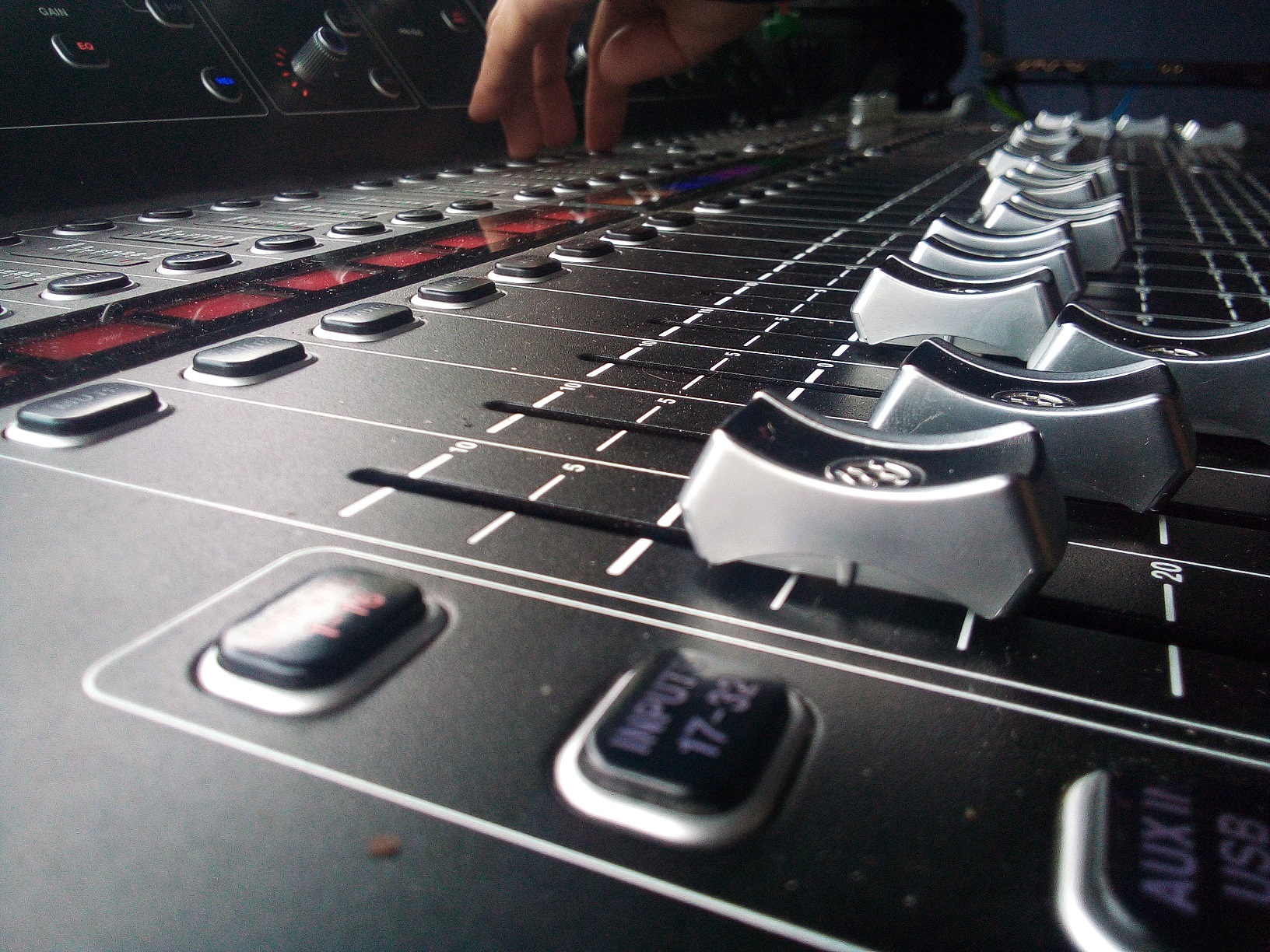 L'immagine raffigura un mixer musicale e rappresenta metaforicamente il ruolo di coordinamento del direttore sociosanitario in Lombardia